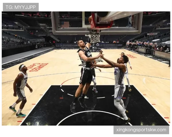 怀特挡拆制造突破空间 提升球队关键时刻得分效率