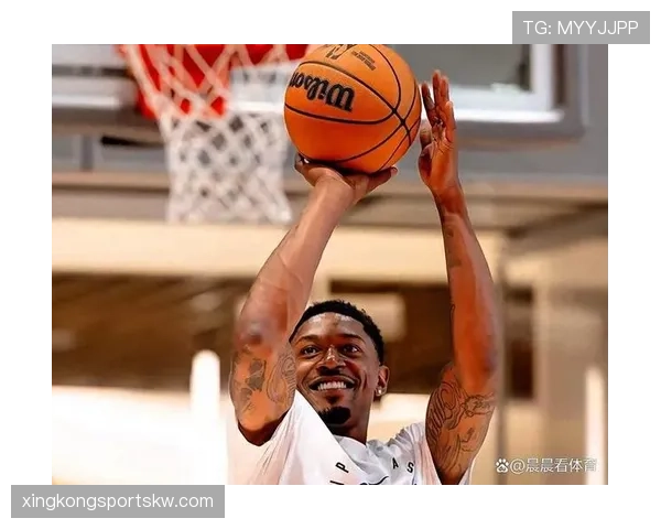 比尔关键挡拆助阵拉开空间 提升球队三分命中率