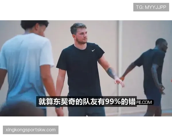 挡拆掩护为东契奇制造错位，威廉姆斯拉开外线空间